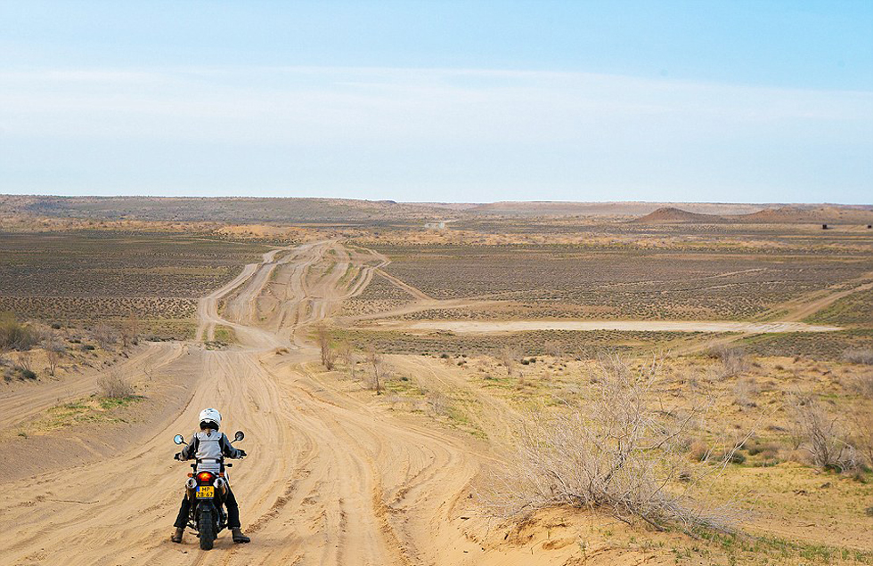 在3個(gè)月中，夫婦倆從阿姆斯特丹到達(dá)蒙古，途中經(jīng)過(guò)16個(gè)國(guó)家。