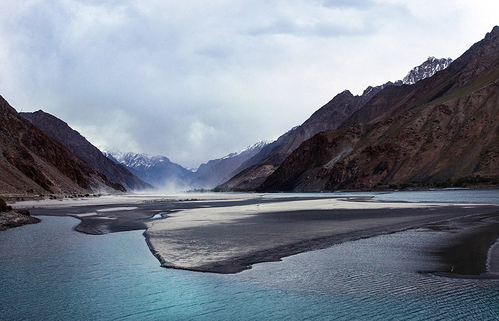 夫婦倆穿越東歐到達(dá)亞洲，沿途拍攝到許多美景。
