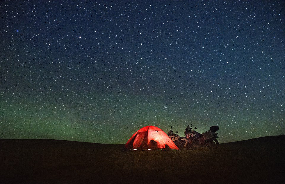 他們?cè)庥錾硥m暴和嚴(yán)寒，且數(shù)天無(wú)法洗澡。