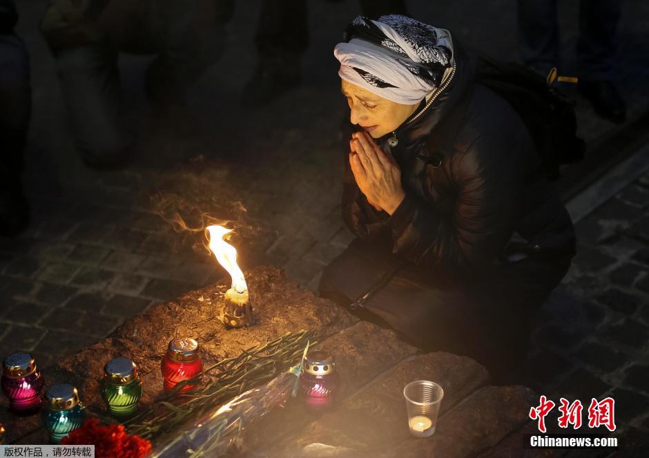 當(dāng)?shù)貢r(shí)間2014年11月22日，烏克蘭基輔，民眾舉行儀式紀(jì)念1932-1933烏克蘭大饑荒81周年