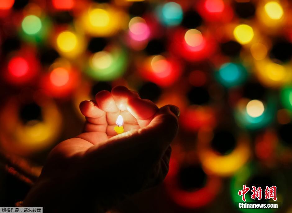 當(dāng)?shù)貢r(shí)間2014年11月22日，烏克蘭基輔，民眾舉行儀式紀(jì)念1932-1933烏克蘭大饑荒81周年