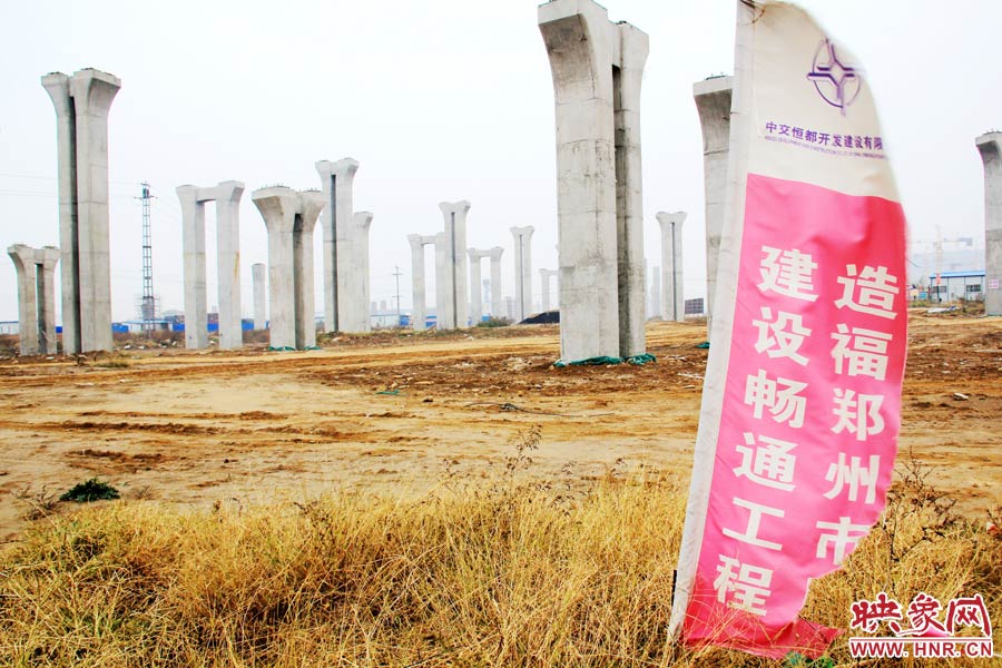 施工現(xiàn)場(chǎng)還插放著“建設(shè)暢通鄭州，造福鄭州市民”的條幅。