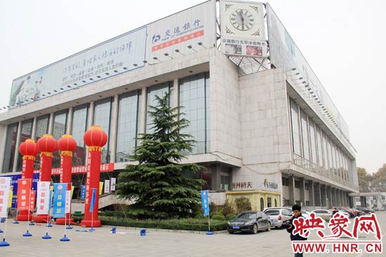11月28日，記者從鄭州市政府獲悉，河南省人民會堂決定拆除違法存在10多年的巨型樓頂廣告。