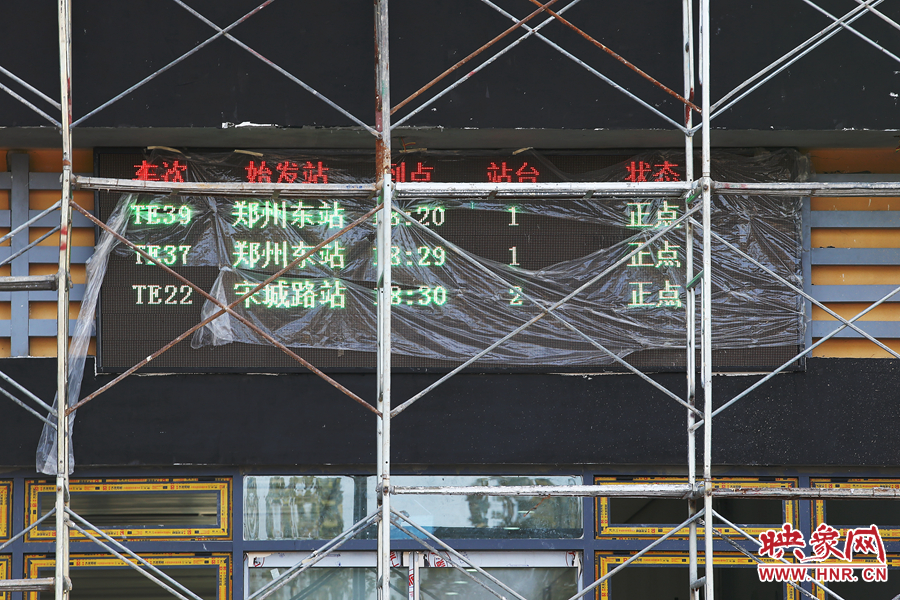 綠博園站外的顯示大屏也在調試當中 綠博園站外的顯示大屏也在調試當中