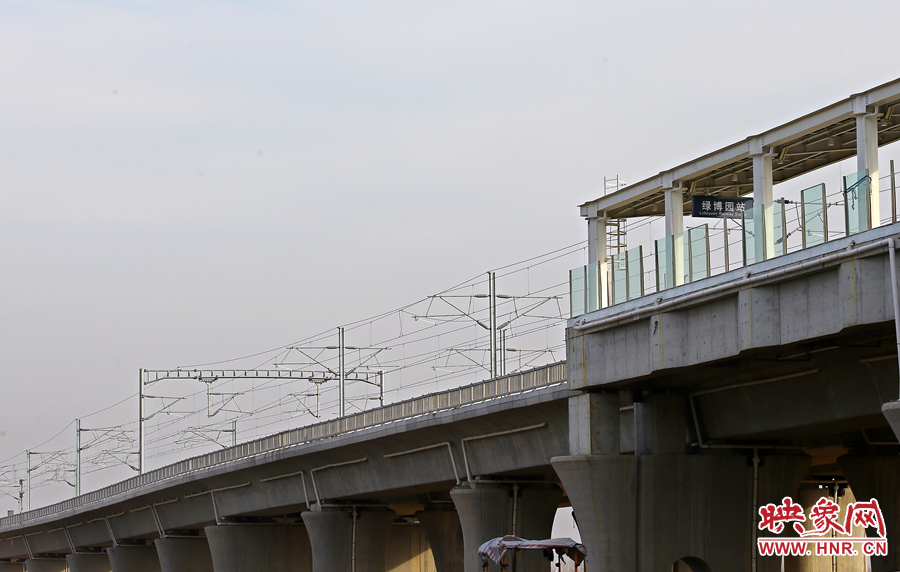 站臺上醒目的指示標牌 站臺上醒目的指示標牌