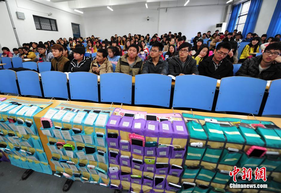 河北一大學(xué)拒絕“課堂低頭族” 學(xué)生上課“人機(jī)分離” 河北一大學(xué)拒絕“課堂低頭族” 學(xué)生上課“人機(jī)分離”