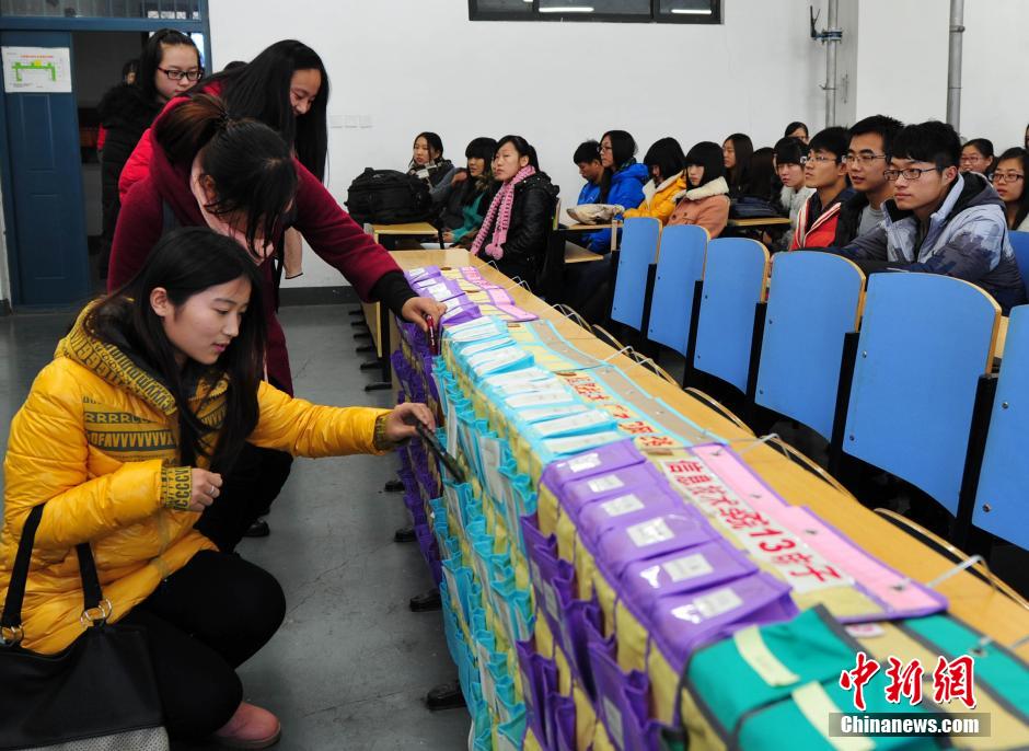 河北一大學(xué)拒絕“課堂低頭族” 學(xué)生上課“人機(jī)分離” 河北一大學(xué)拒絕“課堂低頭族” 學(xué)生上課“人機(jī)分離”