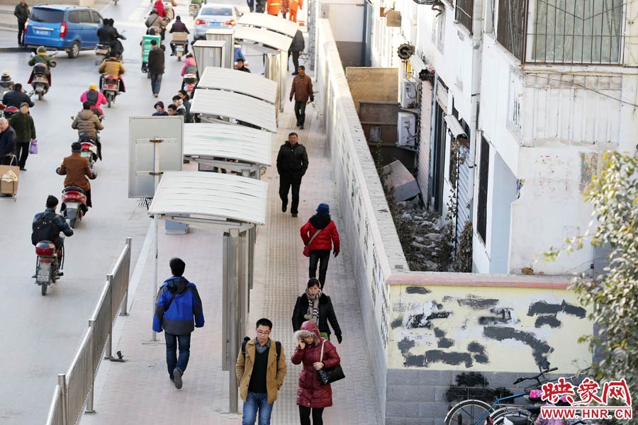 墻內(nèi)扔著垃圾，墻面上涂滿了牛皮癬小廣告，異常顯眼。