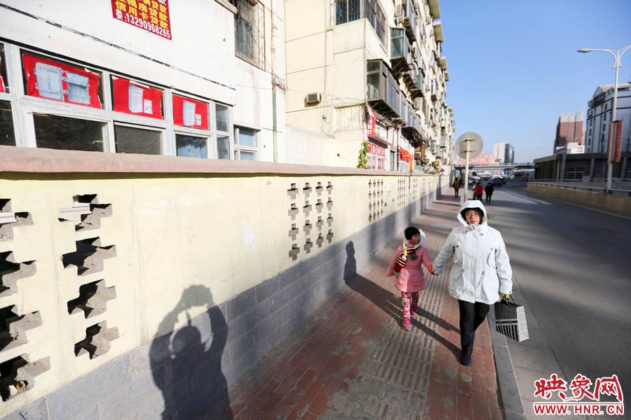 市民從墻外走過(guò)。