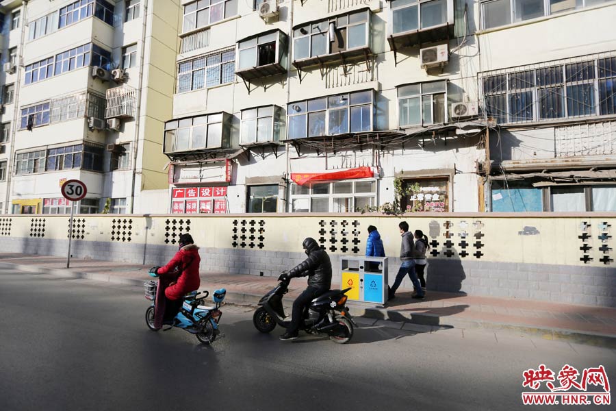 雖然墻內(nèi)的商戶已經(jīng)搬走，但一些門頭還沒撤下。