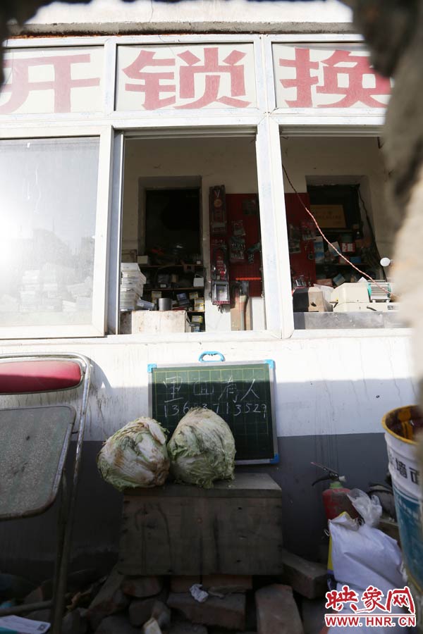 一家開鎖的商戶掛了一個(gè)牌子，上面寫著“里面有人”，提醒市民這里正常營(yíng)業(yè)。