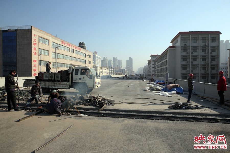 由西向東方向，嵩山南路出口以東，仍在緊張施工中。