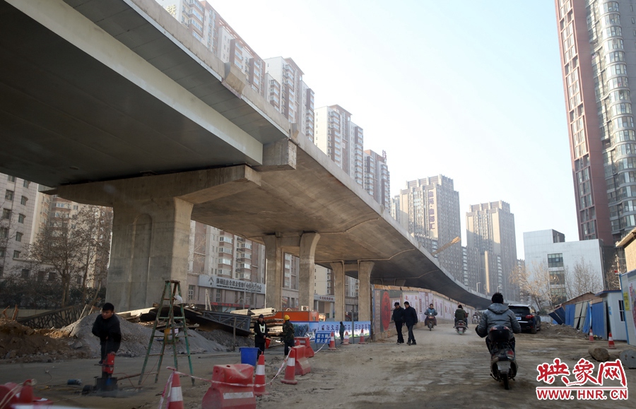 由西向東方向，嵩山南路出口以東，仍在緊張施工中。