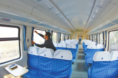 硬座車(chē)廂 藍(lán)色座套，清清爽爽。