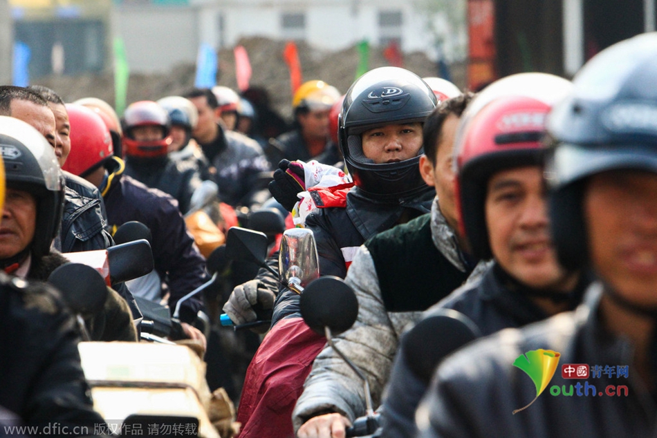 2015年2月10日，廣東佛山，順德龍山加油站為返鄉(xiāng)摩托車免費(fèi)加油。