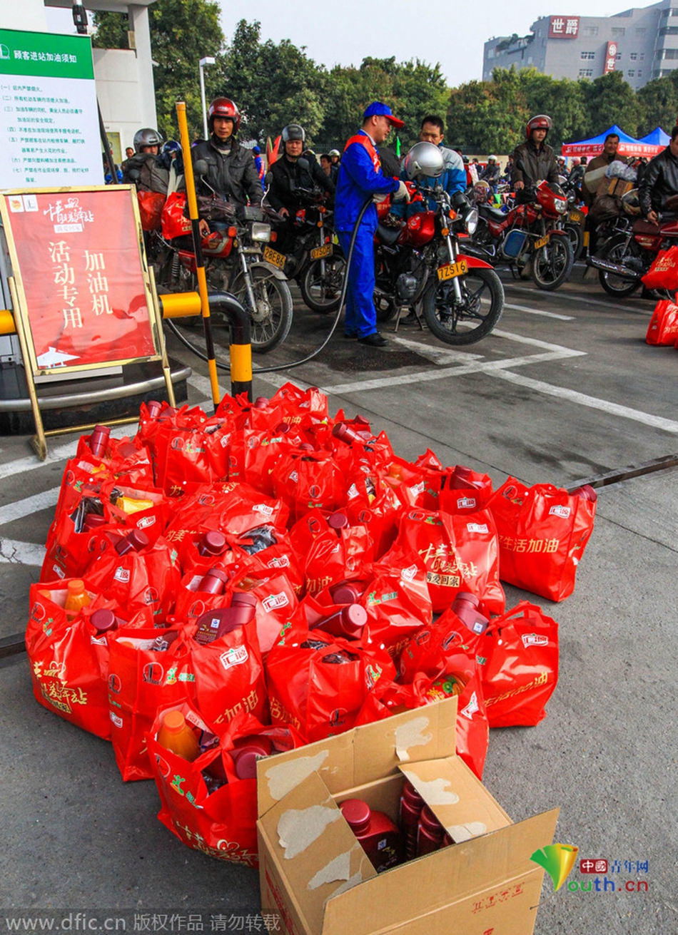 2015年2月10日，廣東佛山，順德龍山加油站為返鄉(xiāng)摩托車免費(fèi)加油。