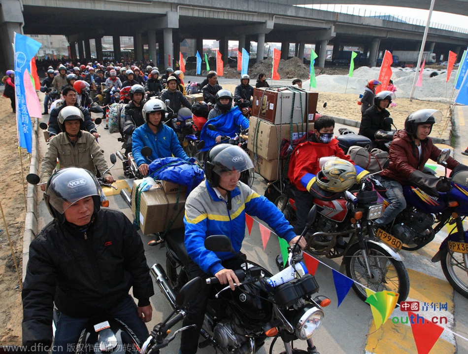 2015年2月10日，廣東佛山，順德龍山加油站為返鄉(xiāng)摩托車免費(fèi)加油。
