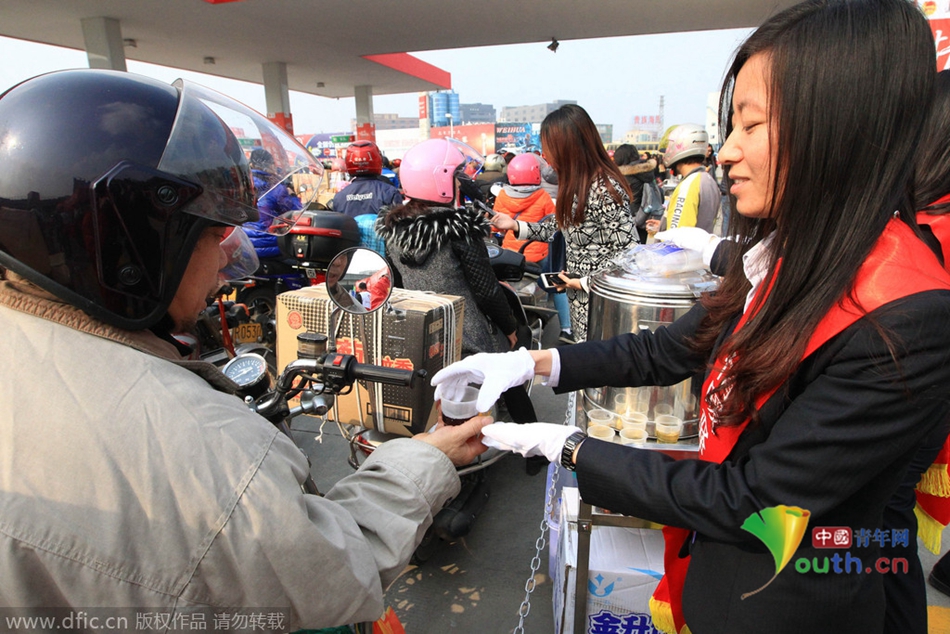 2015年2月10日，廣東佛山，順德龍山加油站為返鄉(xiāng)摩托車免費(fèi)加油。