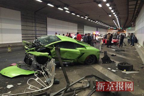一輛蘭博基尼與一輛法拉利發(fā)生事故，現(xiàn)場(chǎng)狀況慘烈