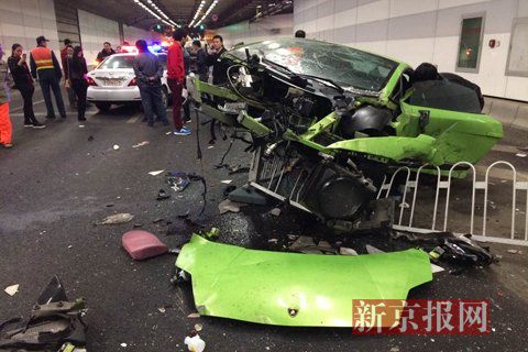一輛蘭博基尼與一輛法拉利發(fā)生事故，現(xiàn)場(chǎng)狀況慘烈