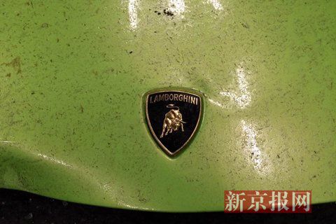 一輛蘭博基尼與一輛法拉利發(fā)生事故，現(xiàn)場(chǎng)狀況慘烈