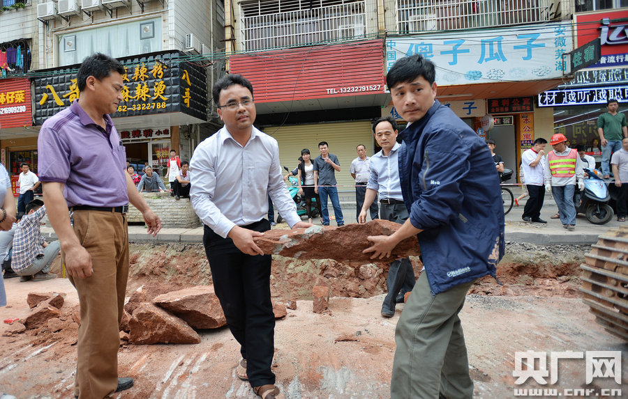 一旦發(fā)現(xiàn)恐龍蛋化石，及時(shí)上報(bào)，通知公安和文物部門(mén)進(jìn)行保護(hù)。
