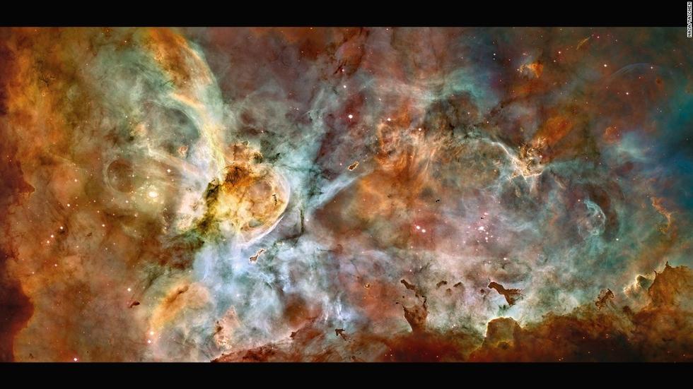 這個大星系是小恒星的誕生地，預(yù)計其中有數(shù)顆質(zhì)量為太陽的50至100倍的恒星