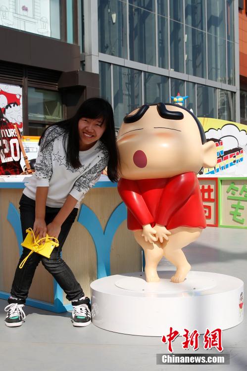 4月22日，游客與蠟筆小新合影?！跋灩P小新25周年紀念特展”日前在北京開展，吸引了不少市民游客。