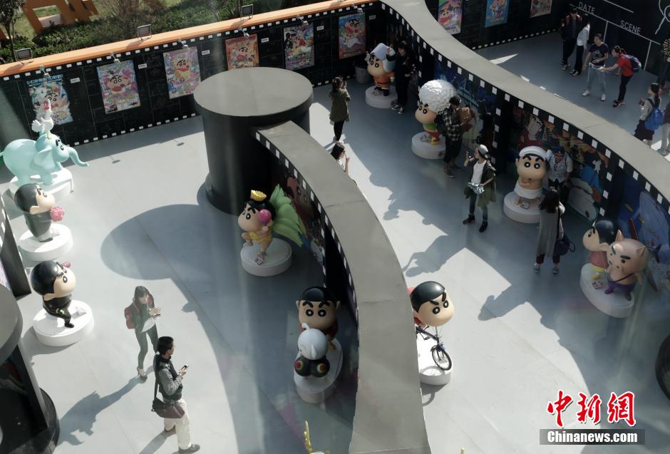 4月22日，游客與蠟筆小新合影?！跋灩P小新25周年紀念特展”日前在北京開展，吸引了不少市民游客。