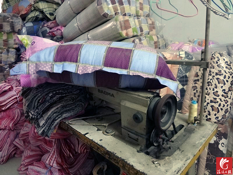 作坊一角。執(zhí)法人員稱，該作坊利用廢舊棉花和劣質(zhì)絮用纖維進行違法加工。