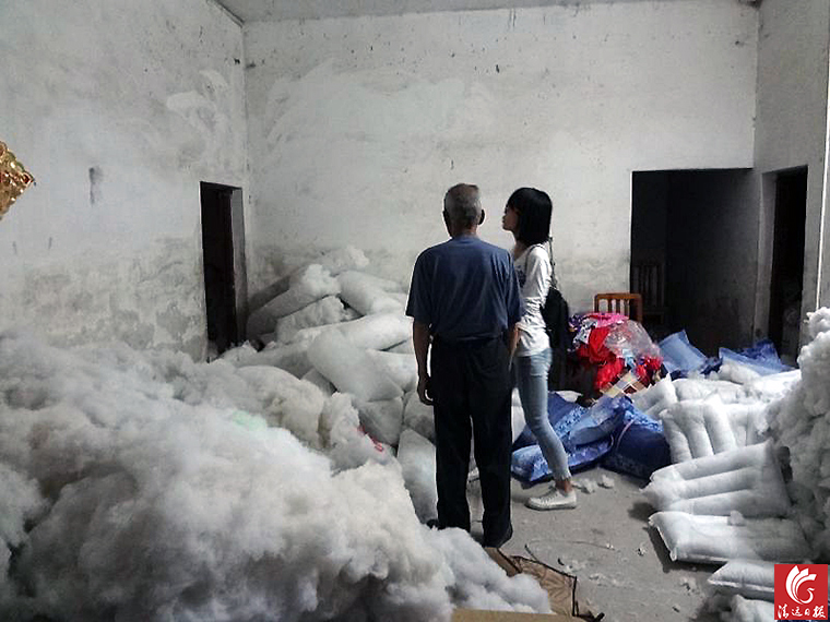 “黑心棉”堆滿了房間的每個角落。