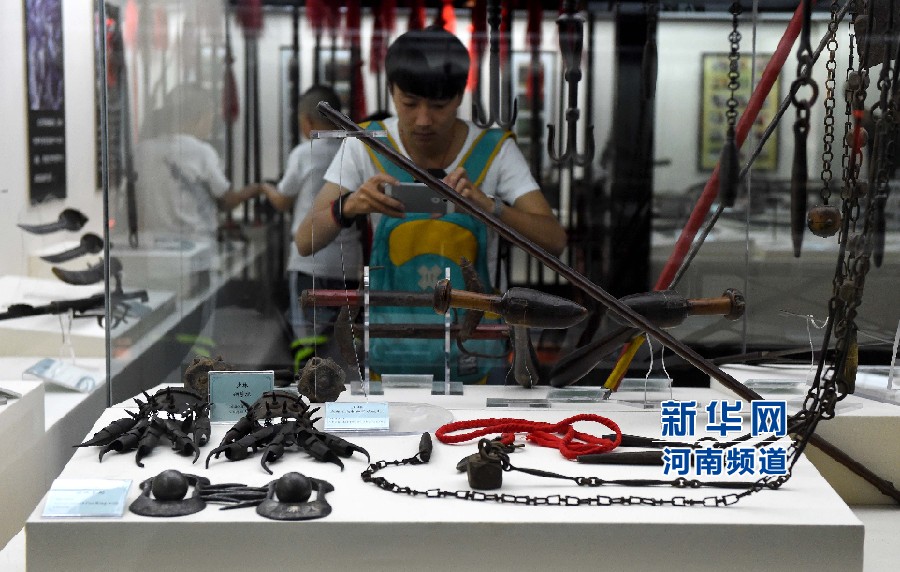 4月26日，參觀者在兵器展覽館內(nèi)拍攝展品。