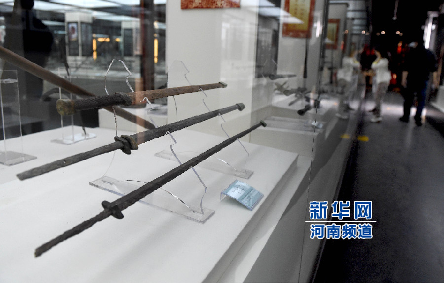 4月26日，參觀者在兵器展覽館內(nèi)參觀。