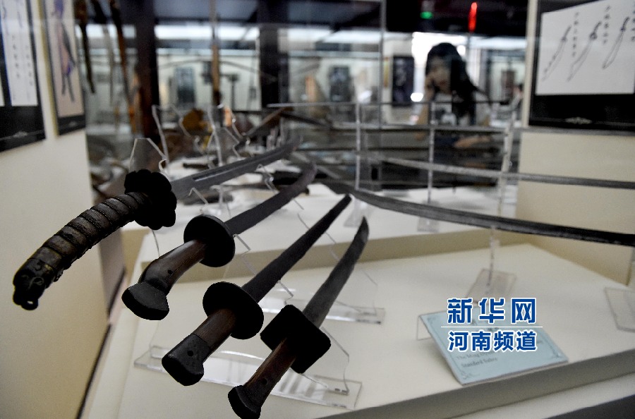 4月26日，參觀者在兵器展覽館內(nèi)參觀。