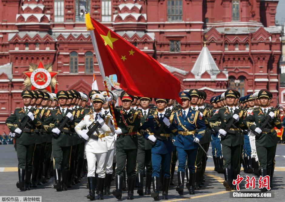 解放軍三軍儀仗隊(duì)參加紅場(chǎng)閱兵。