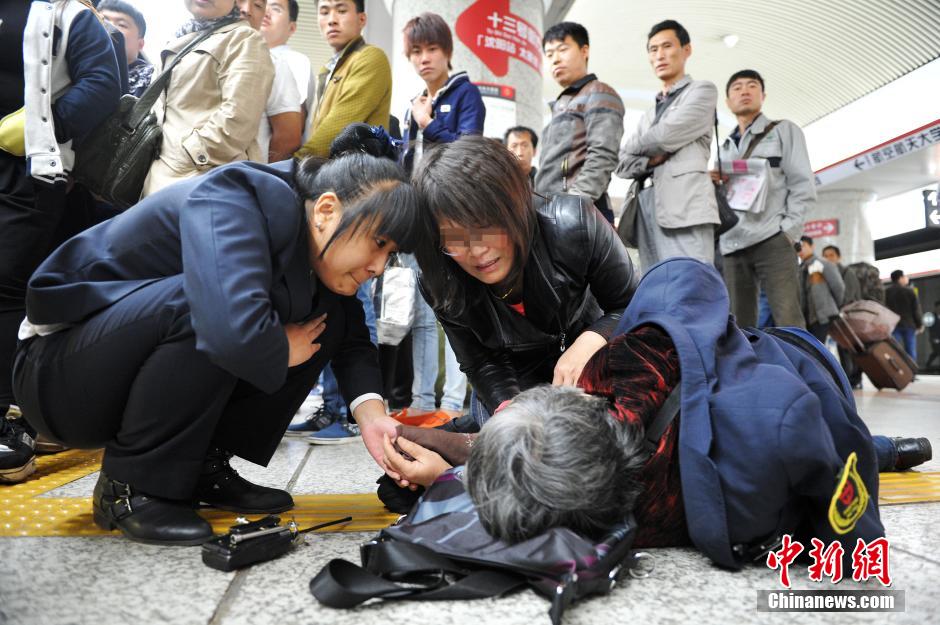 74歲老太地鐵站臺摔倒稱“有老保，不訛人”
