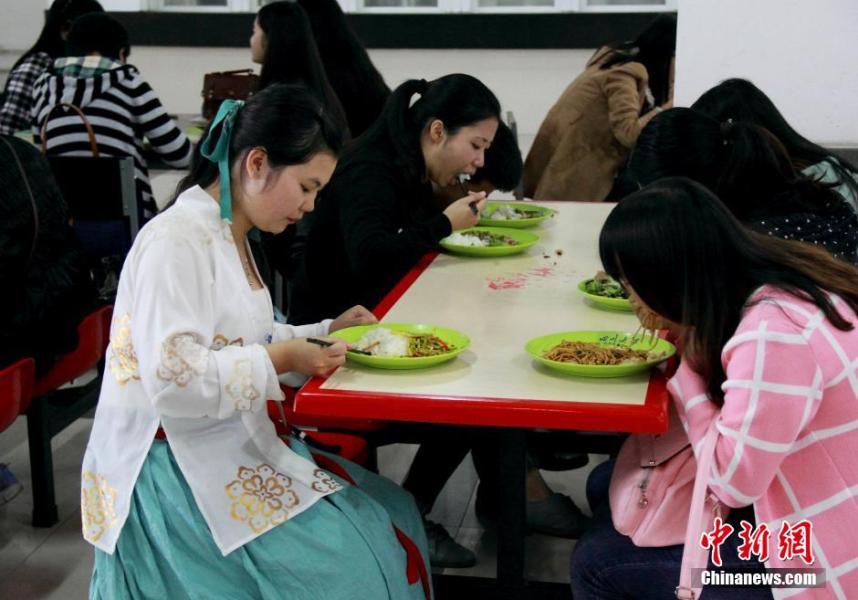 圖為穿漢服在食堂吃飯的胡雅潔。