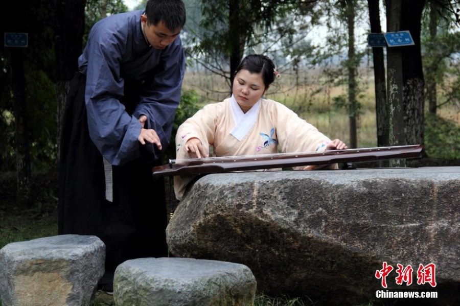在校園里撫琴的“神雕俠侶”。