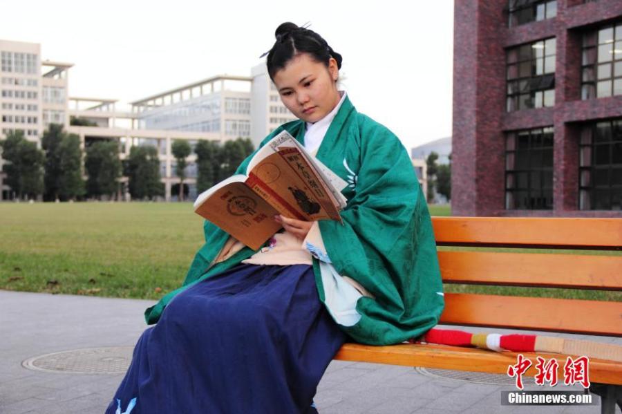 穿漢服在校園讀書(shū)的胡雅潔。