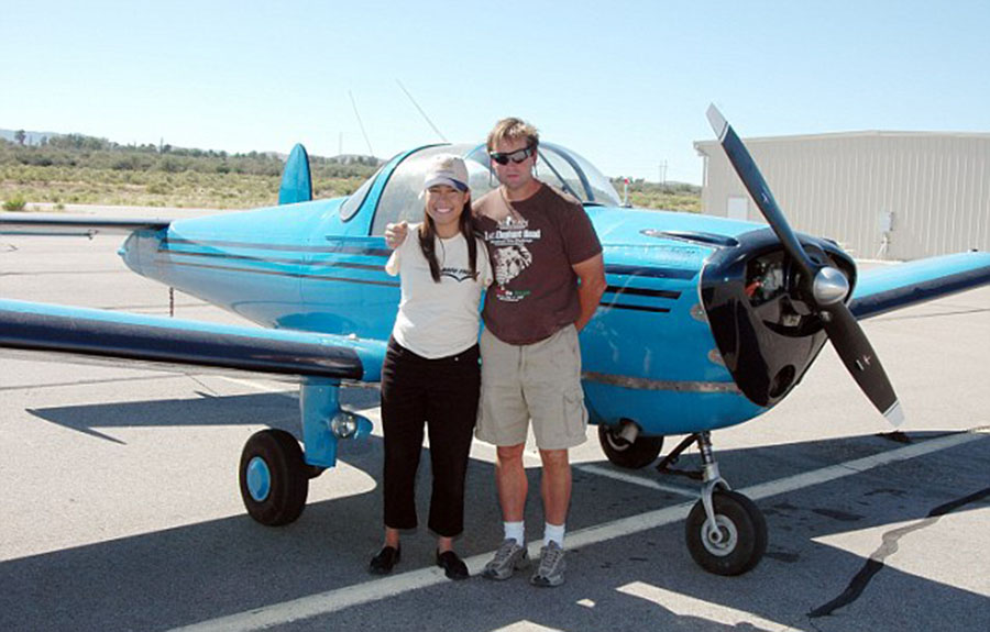 美國“勵志姐”天生無雙臂 用腳開飛機彈鋼琴 美國“勵志姐”天生無雙臂 用腳開飛機彈鋼琴