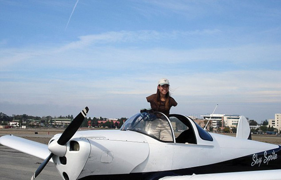 美國“勵志姐”天生無雙臂 用腳開飛機彈鋼琴 美國“勵志姐”天生無雙臂 用腳開飛機彈鋼琴