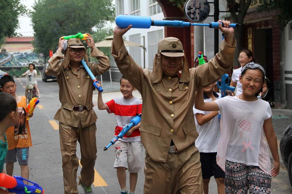 最終幾名鬼子被八路軍制服，被押著游街示眾，以此慶祝抗日戰(zhàn)爭(zhēng)勝利70周年。