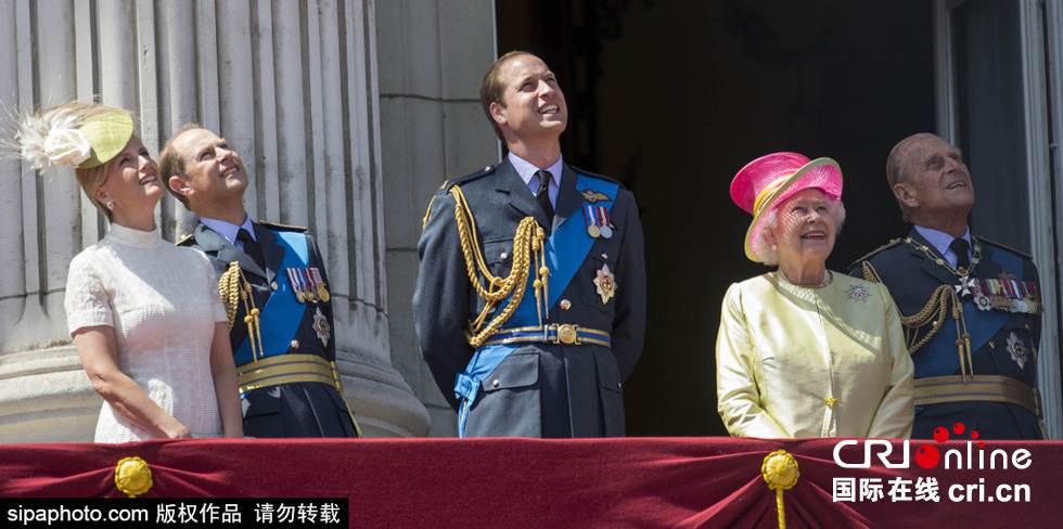 英國女王伊麗莎白二世攜眾王室成員觀看空軍飛行表演。