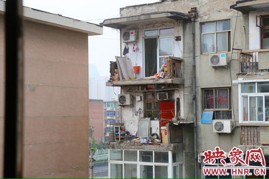 樓上多處陽臺出現(xiàn)裂縫，隨時有掉落危險