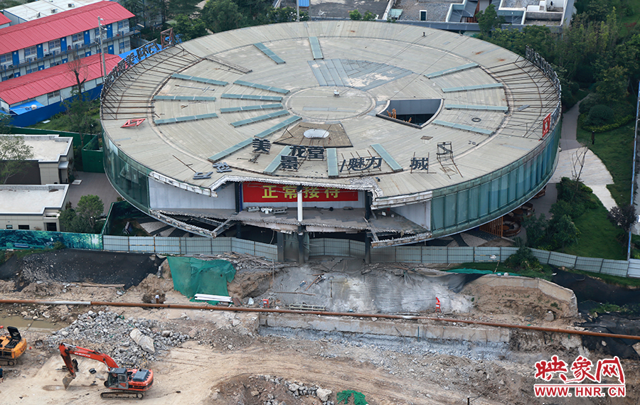 售樓部被拆掉一個(gè)角，仍在正常使用