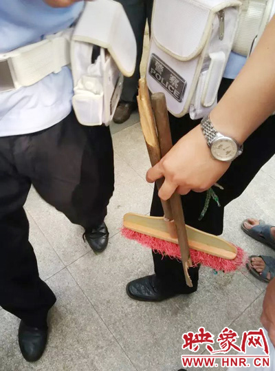 老太從環(huán)衛(wèi)工手中奪過掃帚，用腳踩斷，用力向環(huán)衛(wèi)工人的手上和腿上敲去。