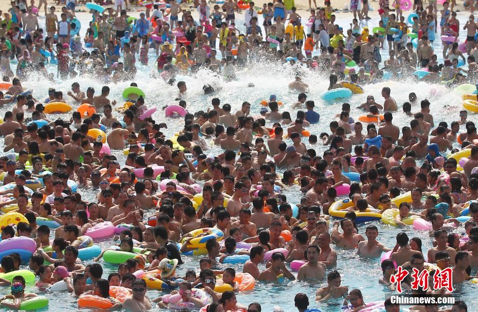 8月1日，民眾扎堆在南京湯山歡樂水魔方水上樂園戲水，享受“冰火兩重天”的涼爽和激情。連日來，中國大部分地區(qū)迎來高溫天氣。