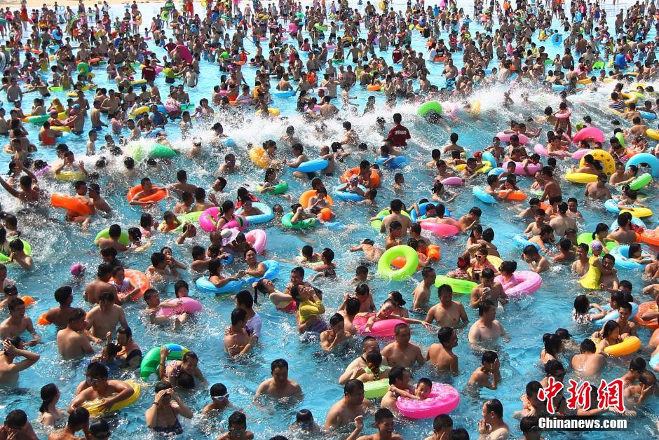 8月1日，民眾扎堆在南京湯山歡樂水魔方水上樂園戲水，享受“冰火兩重天”的涼爽和激情。連日來，中國大部分地區(qū)迎來高溫天氣。