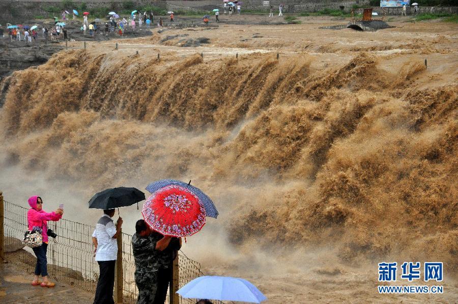 8月2日，游客在山西吉縣黃河壺口瀑布景區(qū)游覽觀瀑。
