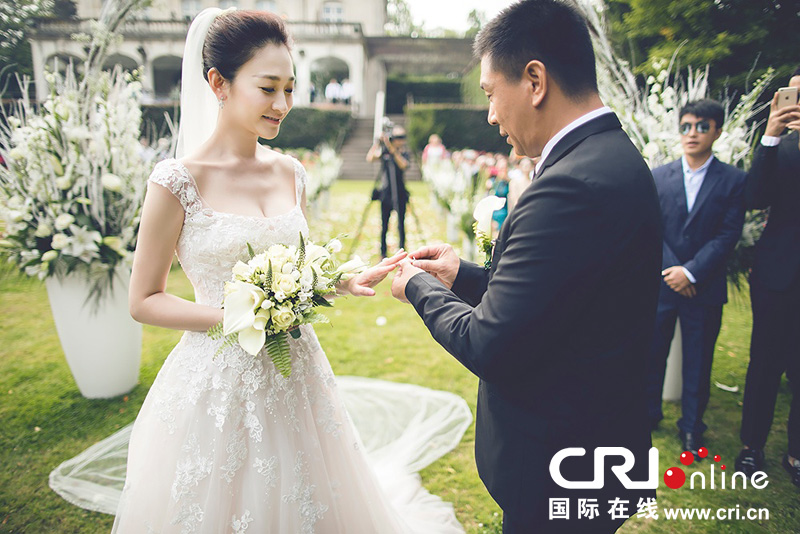 李小冉比利時(shí)辦婚禮 朱丹、鐘欣潼、應(yīng)采兒做伴娘